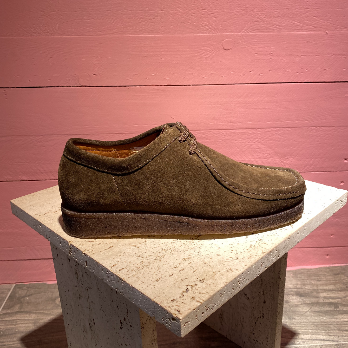 Chaussures Iconic en suède marron cousue à la main, semelle en crêpe. Ces chaussures au design iconique épuré sont les produits phares de Padmore & Barnes depuis 1960s.