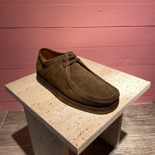 Chaussures Iconic en suède marron cousue à la main, semelle en crêpe. Ces chaussures au design iconique épuré sont les produits phares de Padmore & Barnes depuis 1960s.