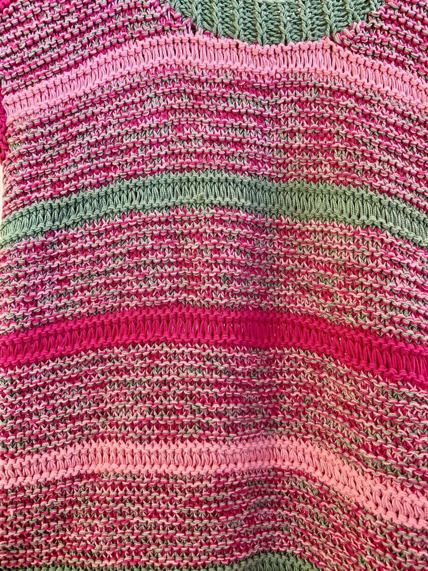 Pull rose et vert en maille sans manche