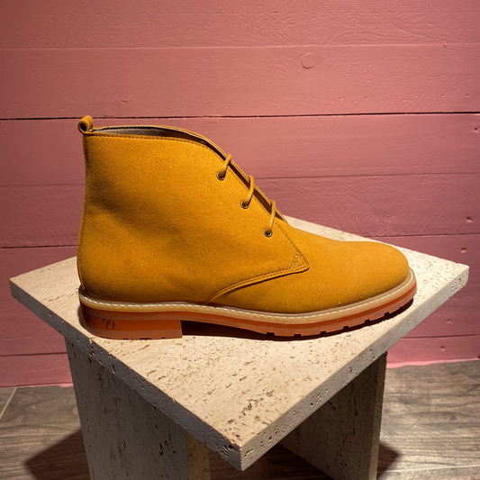 Desert boots en "suede" vegan. Ce design revisité par Good Guys Don't Wear Leather est iconique et sa semelle très légère cousue à la chaussure assure grande liberté de mouvement.