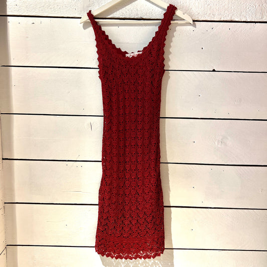 robe mi-longue en dentelle rouge foncé