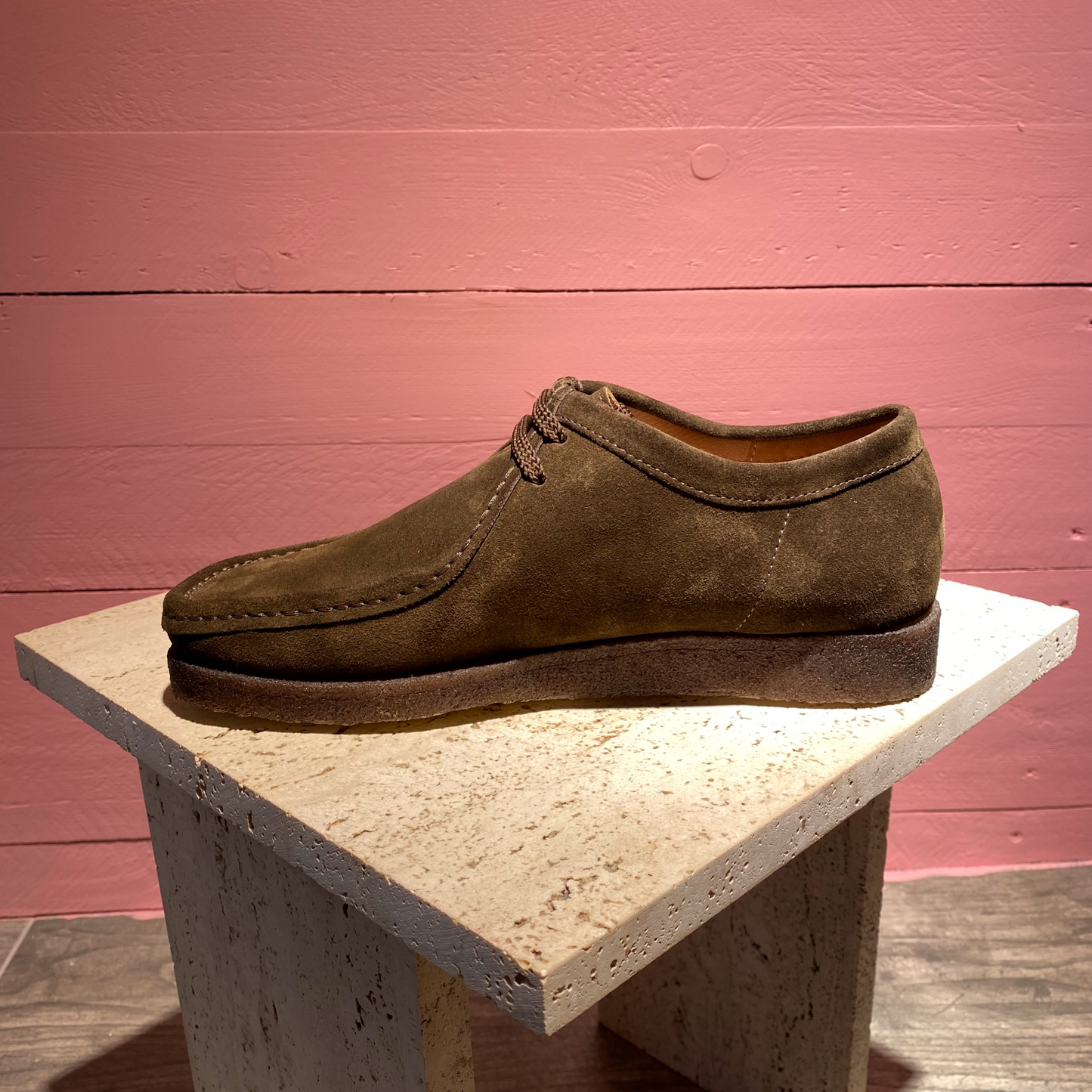 Chaussures Iconic en suède marron cousue à la main, semelle en crêpe. Ces chaussures au design iconique épuré sont les produits phares de Padmore & Barnes depuis 1960s.