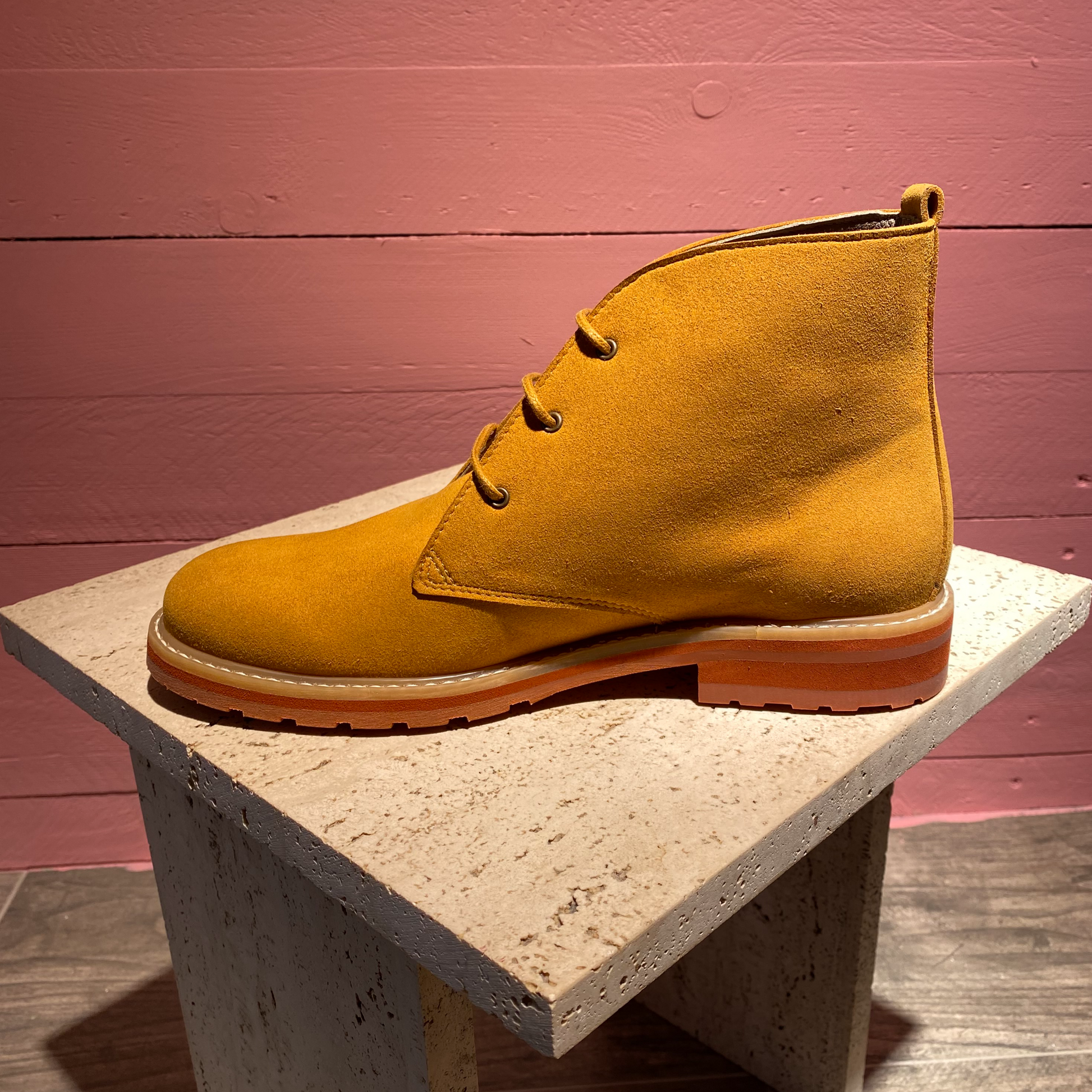 Desert boots en "suede" vegan. Ce design revisité par Good Guys Don't Wear Leather est iconique et sa semelle très légère cousue à la chaussure assure grande liberté de mouvement.