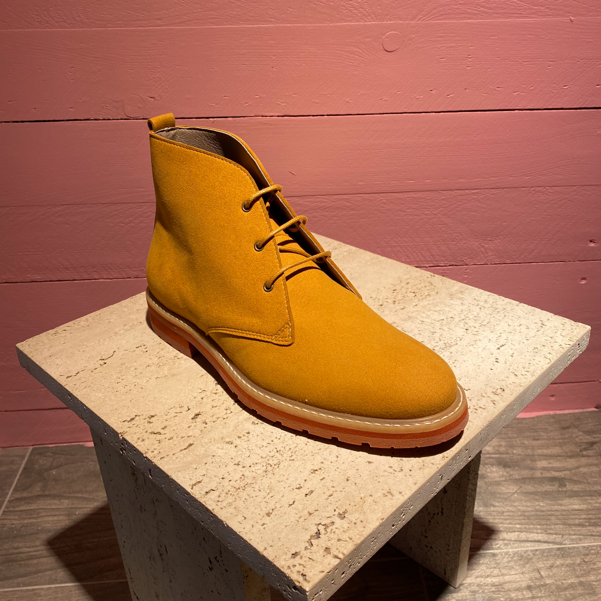 Desert boots en "suede" vegan. Ce design revisité par Good Guys Don't Wear Leather est iconique et sa semelle très légère cousue à la chaussure assure grande liberté de mouvement.