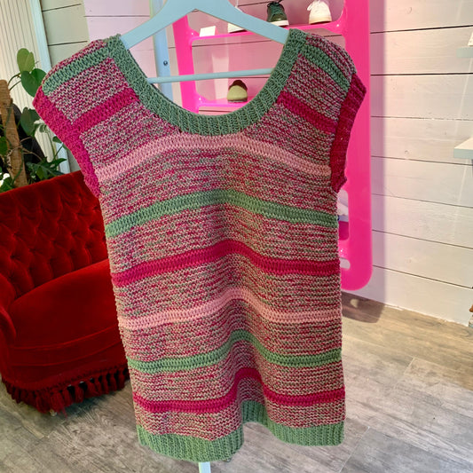 Pull rose et vert en maille sans manche